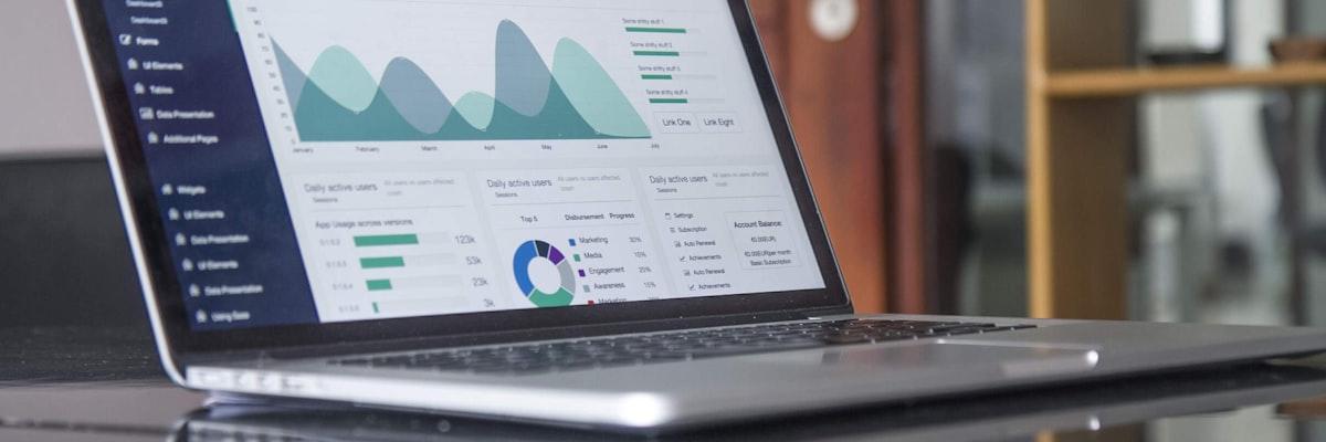 Dashboard de analytics com gráficos de crescimento e resultados