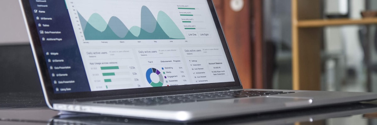 Dashboard de analytics com gráficos de crescimento e resultados